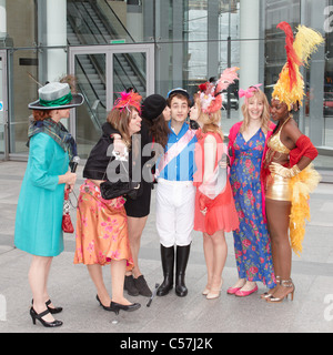 Gli attori in costume che riflette il tipo di persone che dovrebbero assistere l'Epsom Derby mercato il festival nel centro di Londra Foto Stock