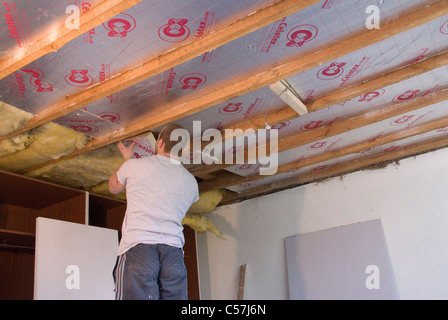 Costruttori di installare high performance Kingspan Therma e Celotex tavole di isolamento per le pareti e il soffitto di una vecchia casa Foto Stock