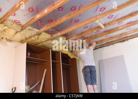 Costruttori installazione ad alte prestazioni e Kingspan Celotex isolamento termico pannelli per le pareti e il soffitto di una casa anziani Foto Stock