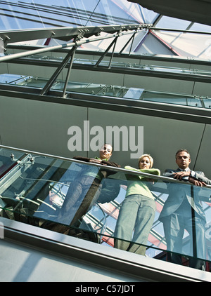 La gente di affari in piedi sul balcone Foto Stock