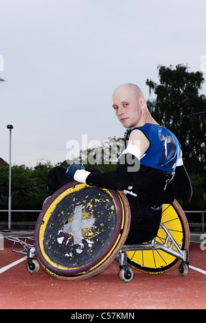 Para giocatore di rugby in sedia a rotelle sulla via Foto Stock