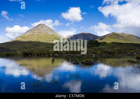 Red Cuillin Hills a Sligachan, Isola di Skye, Highland, Scotland, Regno Unito. Glamaig sulla sinistra, che si riflette nel fiume Sligachan. Foto Stock