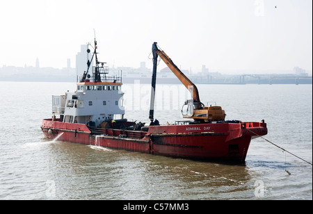 Il 'grab-tramoggia' draga Admiral giorno al lavoro da Pier Head Foto Stock