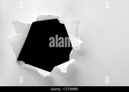 Foro nel libro bianco con lati strappato Foto Stock