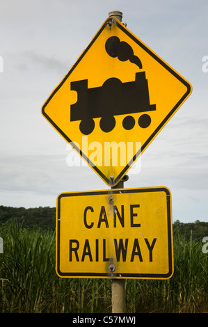 Stazione ferroviaria di canna segno davanti di una canna da zucchero campo nel Queensland Australia Foto Stock
