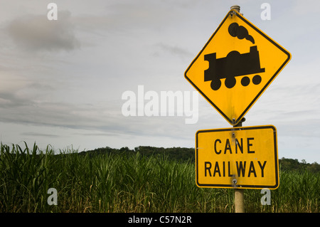 Stazione ferroviaria di canna segno davanti di una canna da zucchero campo nel Queensland Australia Foto Stock