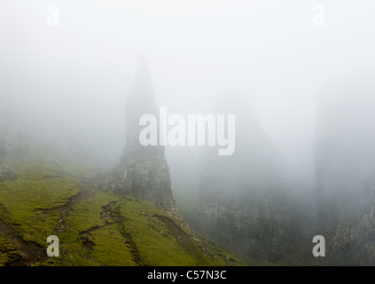 Basse nubi attorno all'ago, Quiraing, Isola di Skye, Scotland, Regno Unito Foto Stock