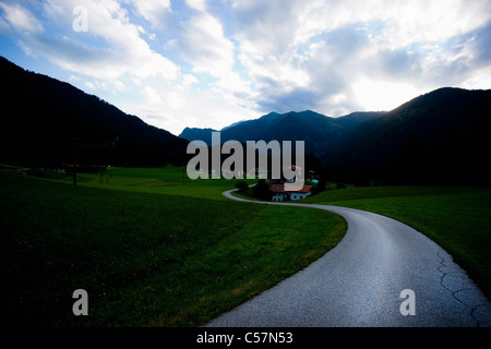 Strada rurale attraverso le montagne Foto Stock