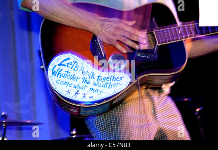 Close-up del musicista suonare la chitarra acustica, Londra Foto Stock