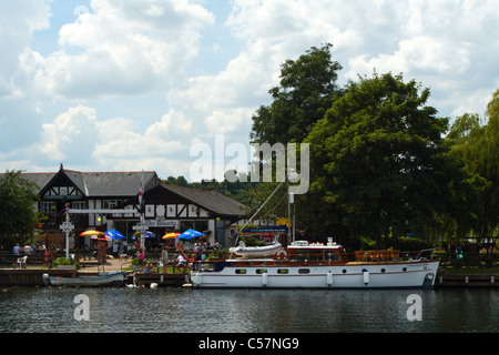 Il Bounty pub situato a Cockmarsh sul Fiume Tamigi tra Cookham e Bourne End, Buckinghamshire, Regno Unito Foto Stock