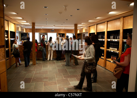 I turisti prendere un tour di Pillitteri estates winery niagara wine country niagara sul lago Ontario Canada Foto Stock