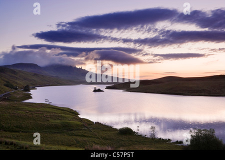 Il vecchio uomo di Storr sopra Loch Fada, Isola di Skye, Scotland, Regno Unito. All'alba. Foto Stock