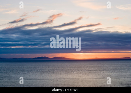 Tramonto su North Uist dall isola di Skye, Scotland, Regno Unito. Foto Stock