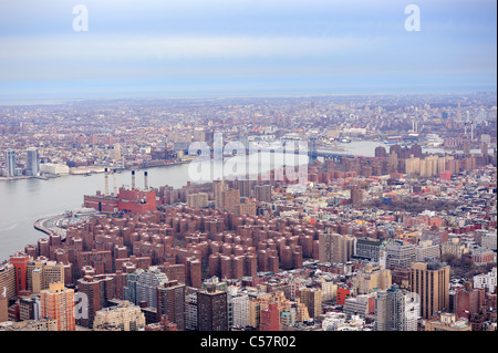 Lo skyline di Brooklyn Arial vista da New York City Manhattan con Williamsburg Bridge over East River e grattacieli Foto Stock