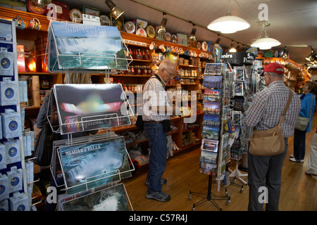 I turisti in un negozio di souvenir in Niagara sul lago Ontario Canada Foto Stock