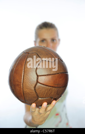 Giovane donna con una vecchia moda in pelle di calcio. Foto Stock