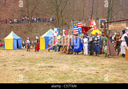 Messa in scena di una battaglia medievale a Samobor Croazia il 1 marzo 1441 Foto Stock