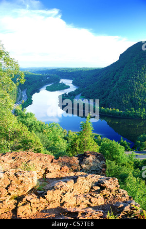 Picco di montagna con vista cielo blu, il fiume e gli alberi da Delaware Water Gap, Pennsylvania. Foto Stock