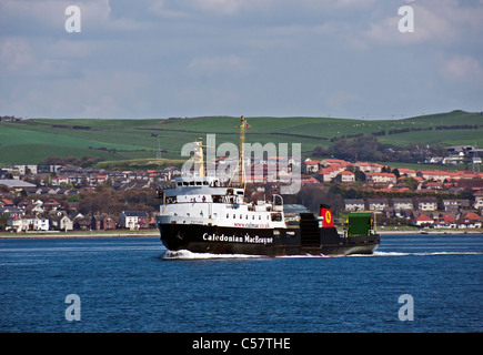 Caledonian Macbrayne traghetto per trasporto auto e passeggeri Saturno en route da Ardrossan sulla terraferma scozzese a Brodick su Arran Foto Stock