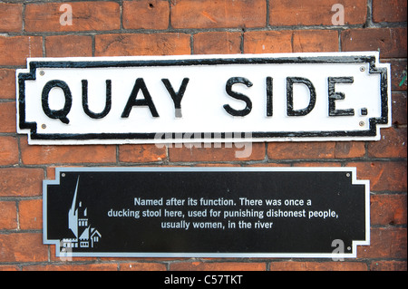 Tradizionale nome strada piastra fissata ad una parete di mattoni sul lato banchina in Norfolk. Foto Stock