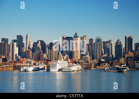 Urban Skyline della città di New York City oltre il Fiume Hudson con la barca e il molo. Foto Stock