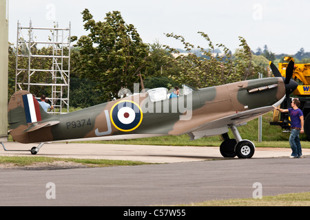 Il Supermarine Spitfire MkIa P9374 J G-MKIA visto per la prima volta in pubblico a Duxford Foto Stock