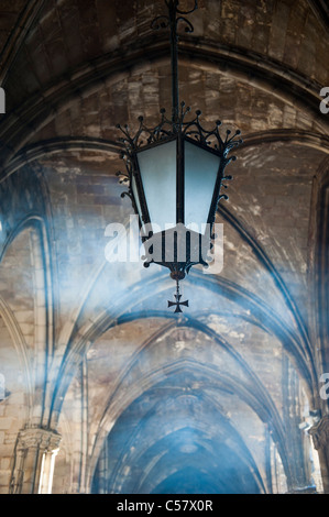 Via la luce sotto gli archi di Santa Croce e di Santa Eulalia Cattedrale di Barcellona, Spagna Foto Stock