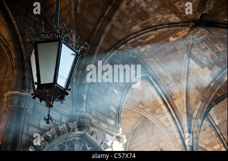 Via la luce sotto gli archi di Santa Croce e di Santa Eulalia Cattedrale di Barcellona, Spagna Foto Stock