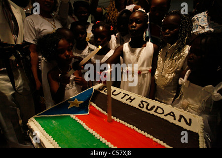 Il sud del Sudan i bambini festeggiano con una Repubblica del Sud Sudan bandiera torta durante la celebrazione della festa dell indipendenza Foto Stock