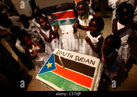 Il sud del Sudan i bambini festeggiano con una Repubblica del Sud Sudan bandiera torta durante la celebrazione della festa dell indipendenza Foto Stock