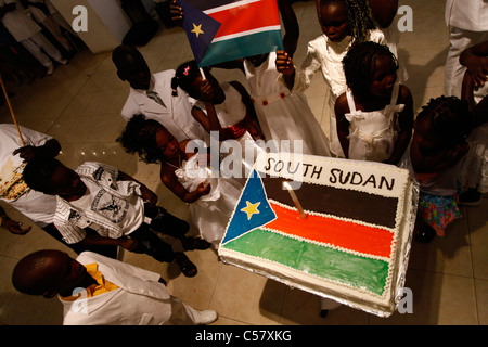 Il sud del Sudan i bambini festeggiano con una Repubblica del Sud Sudan bandiera torta durante la celebrazione della festa dell indipendenza Foto Stock