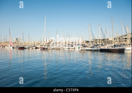 Vista delle barche ancorate a Barcellona per il porto Marina (Moll de la Fusta), Spagna Foto Stock