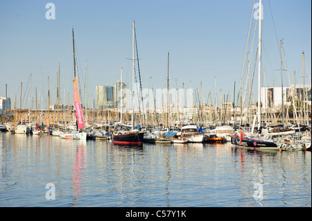 Vista delle barche ancorate a Barcellona per il porto Marina (Moll de la Fusta), Spagna Foto Stock