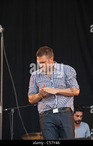 Cold War Kids eseguendo sull'altro stadio presso il festival di Glastonbury 2011 Foto Stock