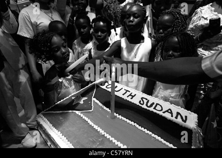 Il sud del Sudan i bambini festeggiano con una Repubblica del Sud Sudan bandiera torta durante la celebrazione della festa dell indipendenza Foto Stock