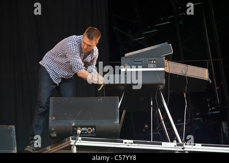 Cold War Kids eseguendo sull'altro stadio presso il festival di Glastonbury 2011 Foto Stock