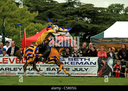 Cavalieri di medio Inghilterra dando un display durante la prova per la gestione degli eventi a Arley Hall cheshire england Foto Stock