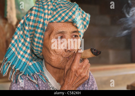 Asia, birmania, myanmar, Bagan, Minnanthu, donna, a fumare il sigaro, vecchio, Foto Stock