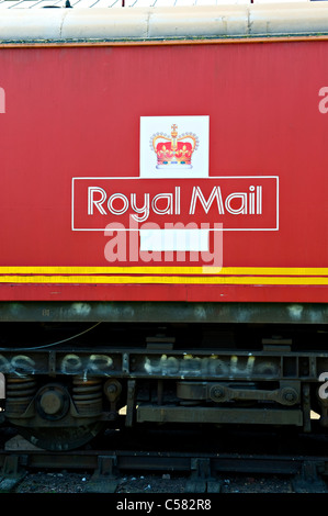 Royal Mail logo sul lato di un demolito mail treno vagone ferroviario Foto Stock