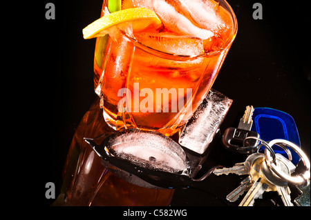 Tom Collins cocktail con ghiaccio e le chiavi dell'auto. Non bere e guidare!! Foto Stock