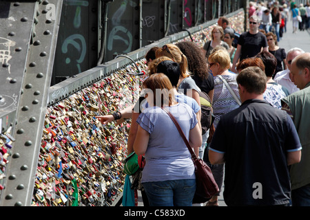 Hohenzollern-ponte sul fiume Reno a Colonia, in Germania. Gli amanti appendere i lucchetti con i loro nomi su di esso, simbolo dell'amore eterno. Foto Stock