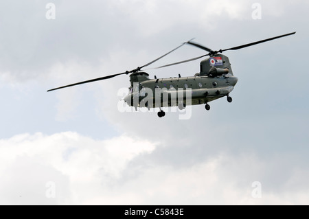 WADDINGTON, England, Regno Unito - 2 luglio: Chinook HC2 dal No.18 squadrone a Waddington su luglio 2, 2011 in Waddington, Inghilterra, Regno Unito. Foto Stock