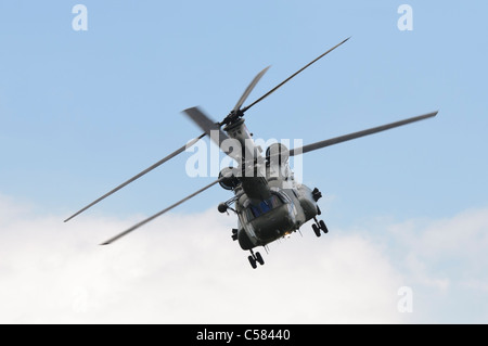 WADDINGTON, England, Regno Unito - 2 luglio: Chinook HC2 dal No.18 squadrone a Waddington su luglio 2, 2011 in Waddington, Inghilterra, Regno Unito. Foto Stock
