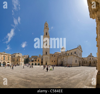 L'Italia, Europa, Piazza Duomo, Lecce, Puglia, la chiesa, il monastero, molla, persone Foto Stock