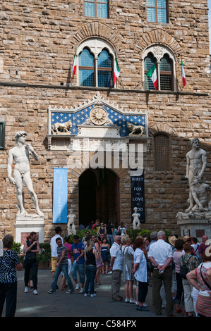 La coda per gli Uffizi musei a partire da Piazza della Signoria, Firenze Foto Stock