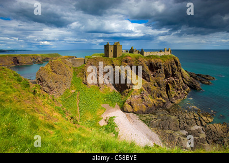 Castello di Dunnottar, Gran Bretagna, Scozia, Europa costa, cliff costa, castello, le rovine, nuvole Foto Stock