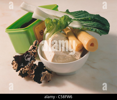 Ancora: Miso, pak - choi, germogli di bambù, mu - err - Funghi e tofu Foto Stock