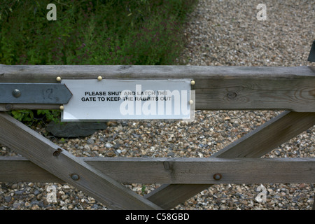 Cancello per accampamento della pace Greenham Common Newbury Berkshire Inghilterra si prega di chiudere e bloccare la porta a tenere i conigli fuori Foto Stock