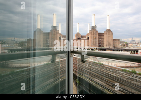 Battersea Power Station riflessa nella finestra Foto Stock