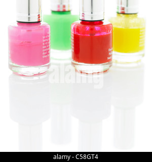 Close-up di bottiglie colorate di smalto per unghie Foto Stock